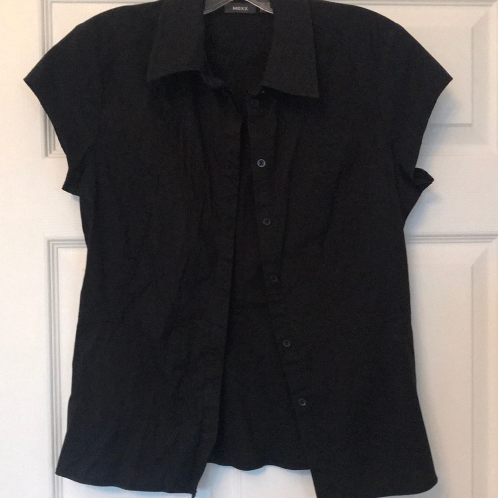 Black capped sleeved shirt.